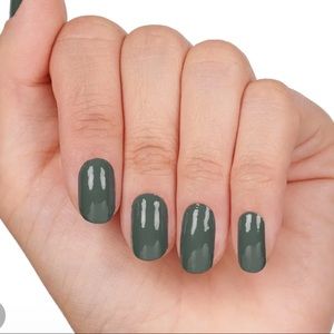 5/$35 💅 Color Street She’s a Trooper